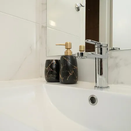 公寓 Near Center 1 Bedroom Flat *